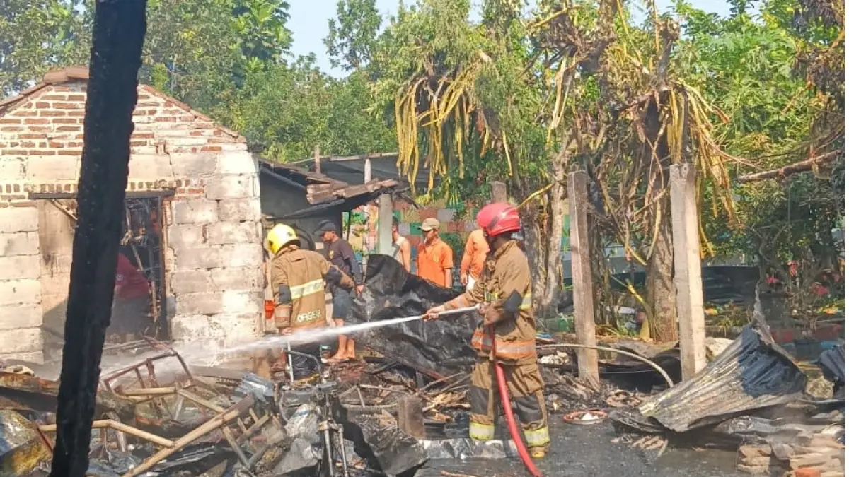 petugas sedang memadamkan api.