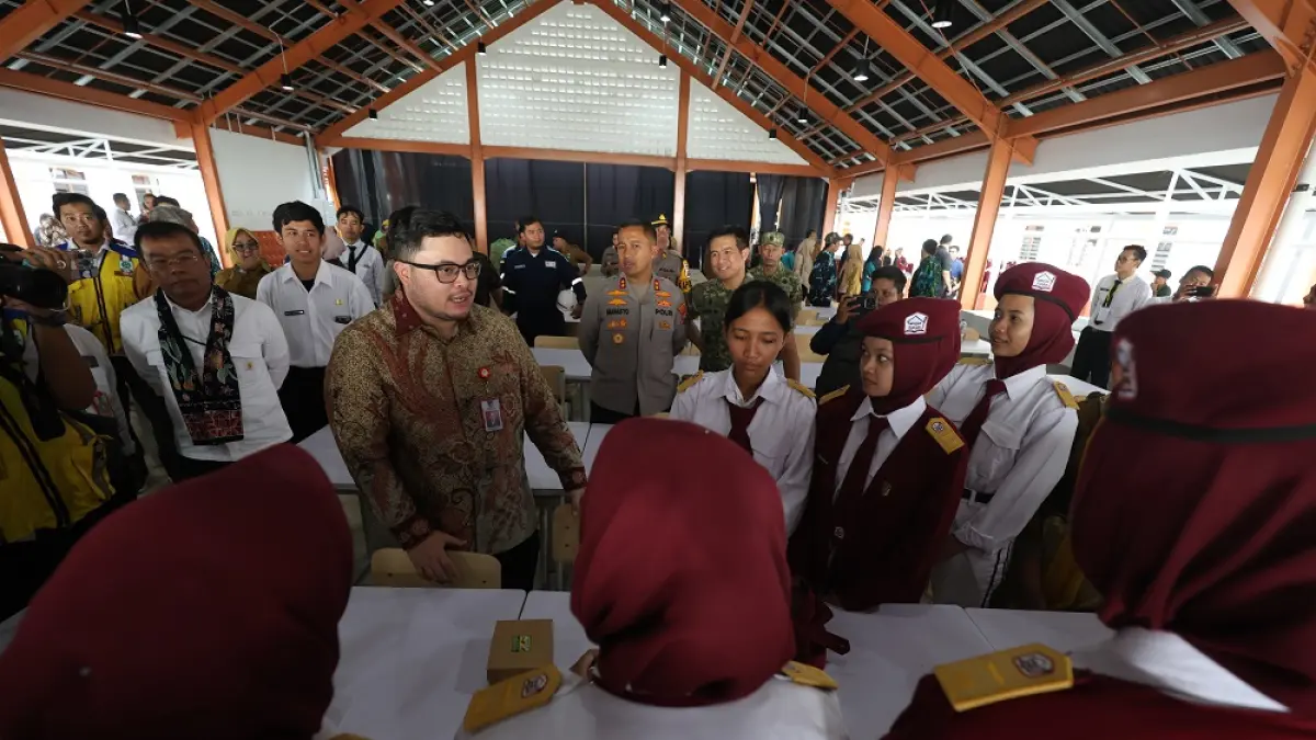 Bupati Hanindhito Himawan Pramana (baju batik) bersama Kapolres Kediri AKBP Bramastyo Priaji dan Dandim 0809 Letkol Inf Dhavid Nur Hadiansyah berdialog dengan siswa Sekolah Rakyat Kabupaten Kediri bersama pejabat forkopimda lainnya. (Foto: Wahyu Adji)