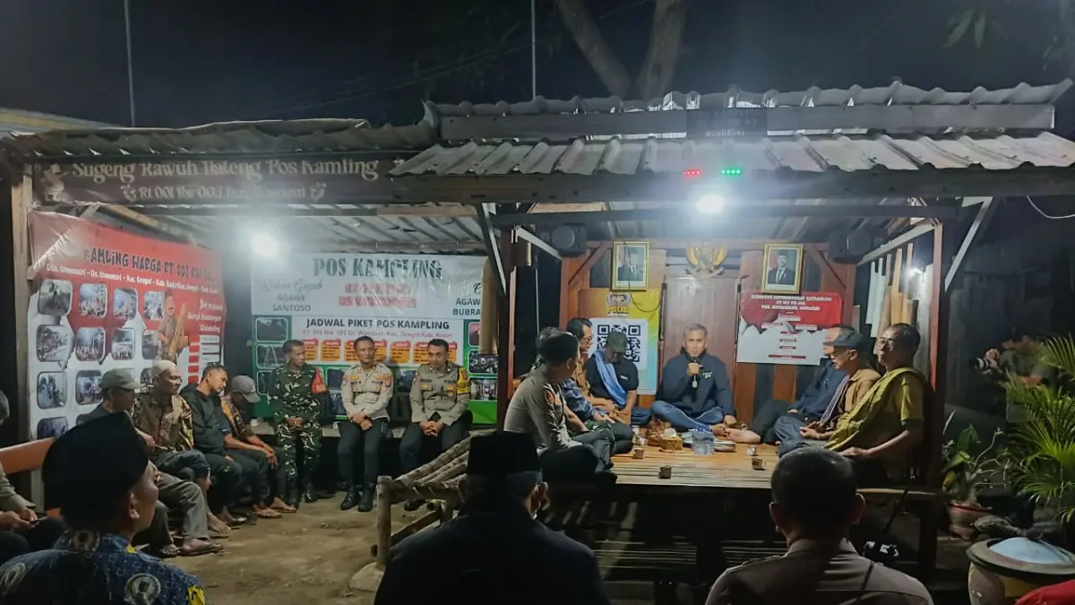  Kakorbinmas Baharkam Polri, Irjen Pol. Mardiono, meninjau Pos Satkamling Desa Wonoasri, Kecamatan Grogol, Kabupaten Kediri, Senin (13/7) malam. (Imam Fathoni)