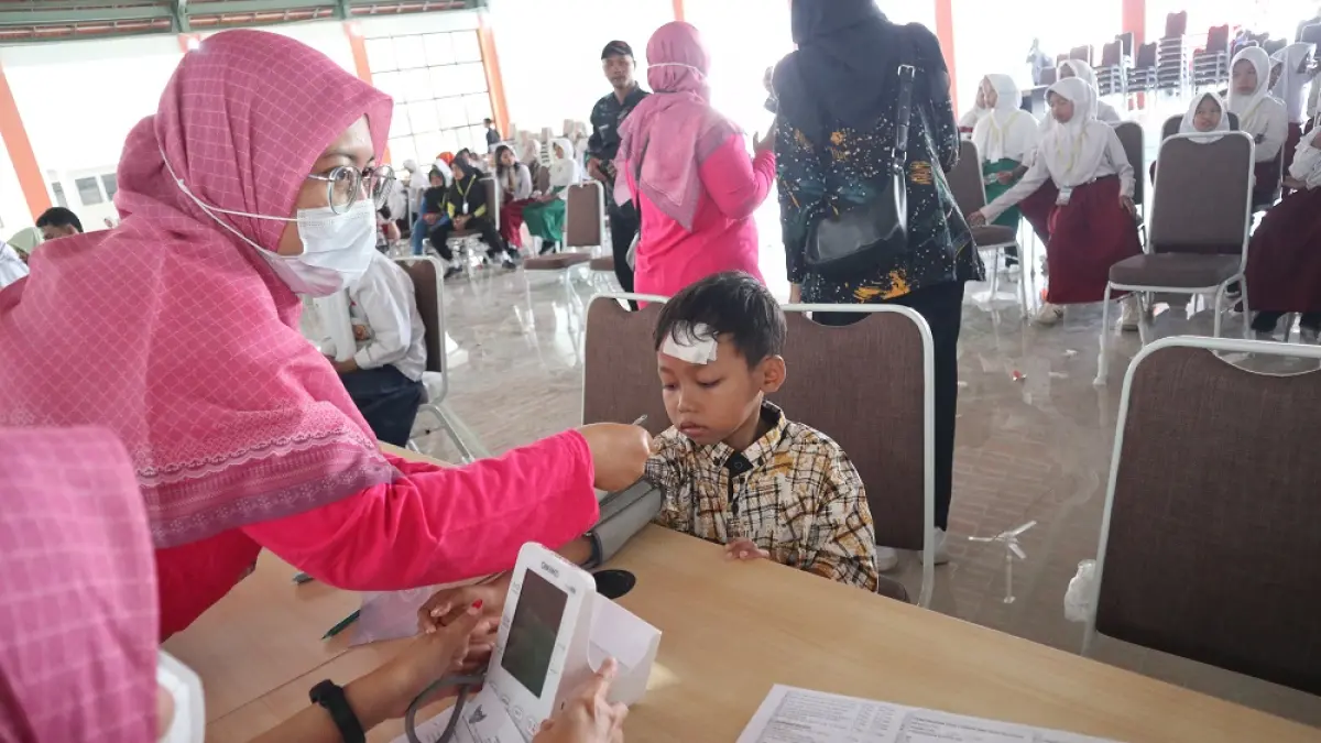 Siswa Sekolah Rakyat Kota Kediri saat mengikuti pemeriksaan kesehatan gratis di hari pertama MPLS, Selasa (14/7). (Foto: Ayu Isma)