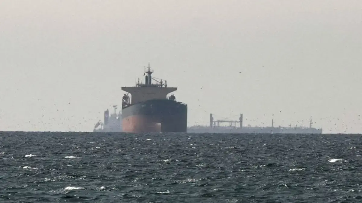 Dalam kondisi damai, sekitar 20 persen pasokan minyak dunia dan gas alam cair global melintasi Selat Hormuz / Foto: (Al Jazeera)