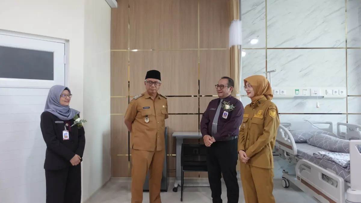  dokter Aditya Bagus Djatmiko mendampingi Mbak Vinanda dan Gus Qowim memastikan fasilitas Gedung I RSUD Gambiran aman dan nyaman. (Foto: Basid Alharis/JPRK)