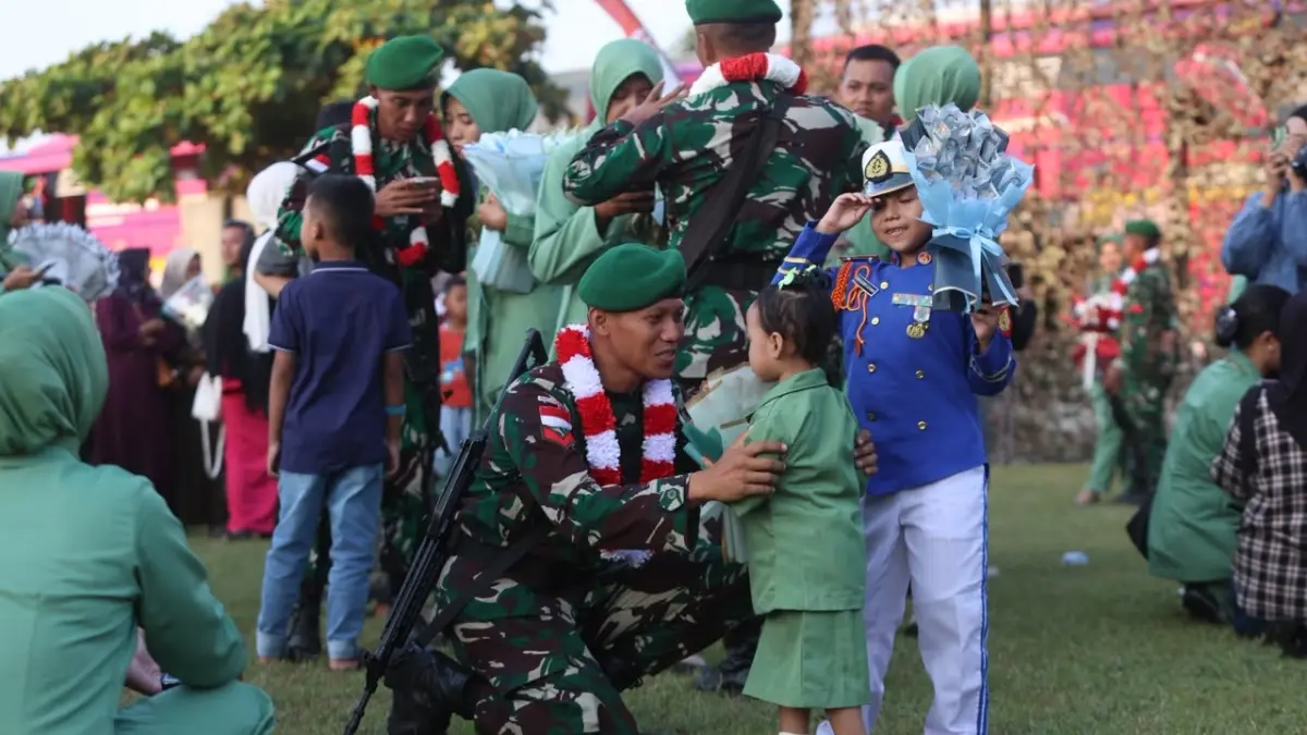 Foto: Wahyu Adji
BERKUMPUL LAGI: Anggota Yonif 521 Kediri langsung menghampiri keluarganya setelah terpisah selama 13 bulan karena harus melaksanakan penugasan menjaga wilayah Papua.&nbsp;