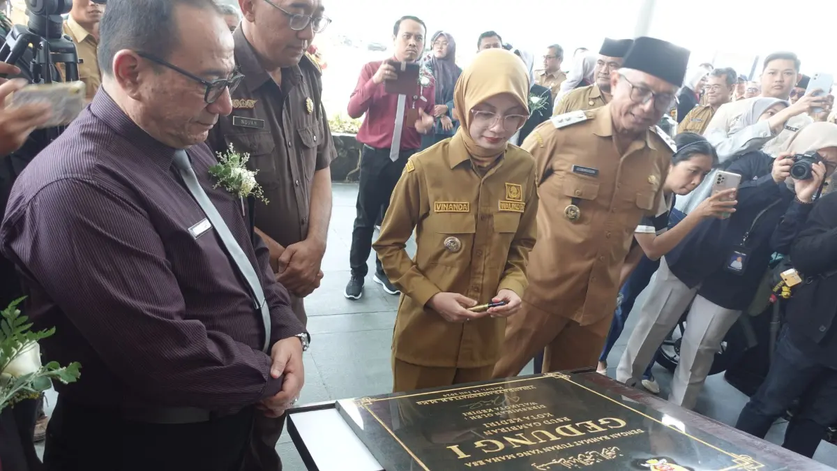 Mbak Vinanda mendatangani prasati gedung I RSUD Gambiran Kota Kediri (Foto: Basid Alharis/JPRK)