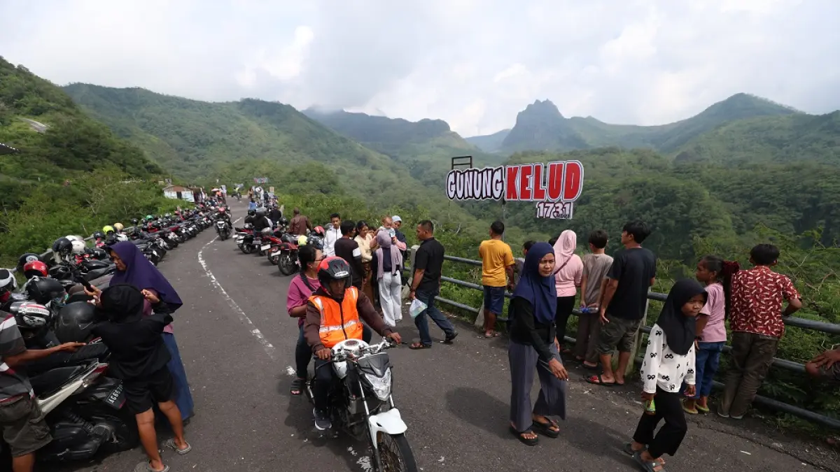 TARIF MAHAL: Wisatawan menggunakan jasa ojek saat berkunjung ke Gunung Kelud. Dewan mendorong pemkab melakukan penataan ojek yang banyak dikeluhkan pengunjung.

&nbsp;