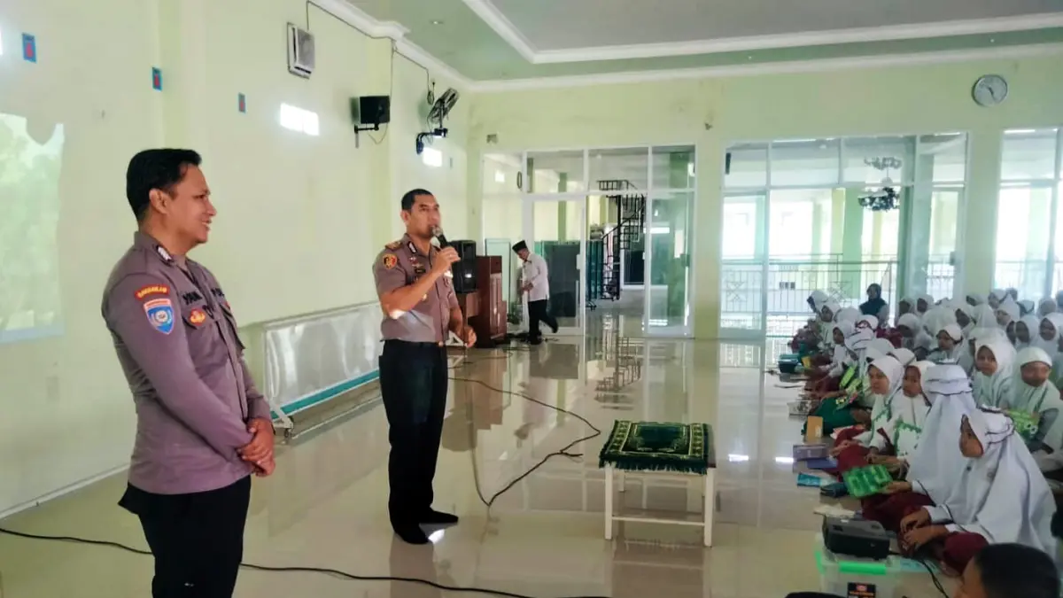 AKP Wendi Sulistiono sedang menyampaikan kedisiplinan dan kesdaran hukum kepada siswa baru MTsN 1 Kediri (Sumber Foto : Polsek Pare)