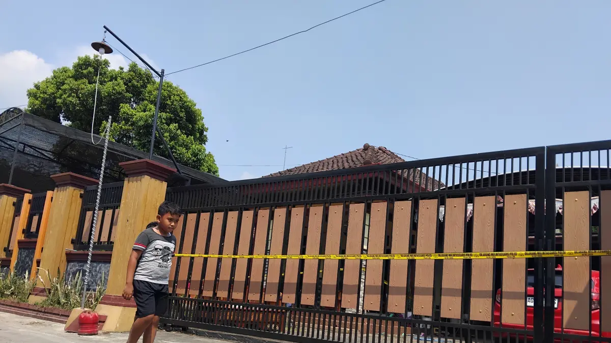 AKSES TERBATAS: Polsek Plosoklaten memasang garis polisi di rumah 
Erma Puspita, 37, warga Desa Pranggang, Plosoklaten yang rumahnya 
diduga dibakar oleh mantan suami pada dini hari kemarin. (Foto: Diana Yunita)