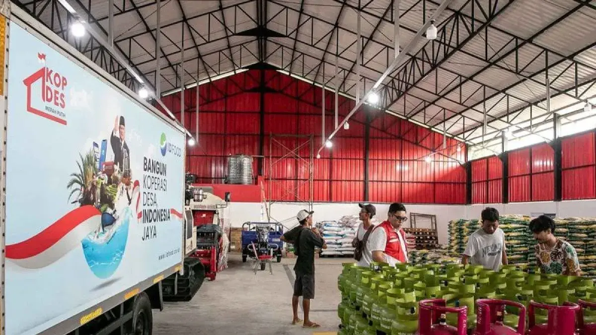 Arsip Foto - Petugas merapikan tabung gas elpiji di gudang Koperasi Desa Merah Putih (KDMP) Desa Bentangan, Wonosari, Klaten, Jawa Tengah, Jumat (18/7/2025). (ANTARA FOTO/Mohammad Ayudha/nym/am.)