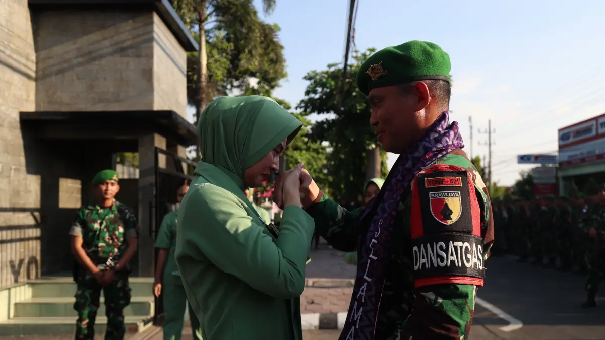 HARU: Ketua Persit Kartika Chandra Kirana Ranting 3 Yonif 521 Sari Rahadyan tak kuasa membendung air mata saat menyambut suaminya, Komandan Yonif 521 Letkol Inf Rahadyan Surya Murdata yang kemarin sore pulang dari penugasan. (Wahyu Adji/JPRK)