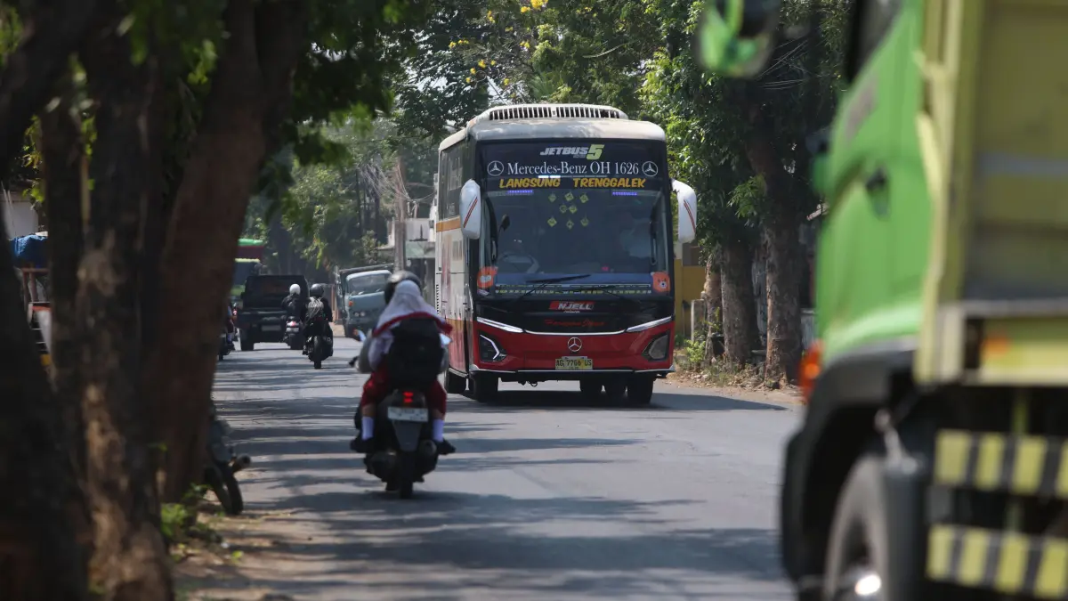 Ilustrasi bus melaju di ruas jalan Kota Kediri. (Wahyu Adji/JPRK)