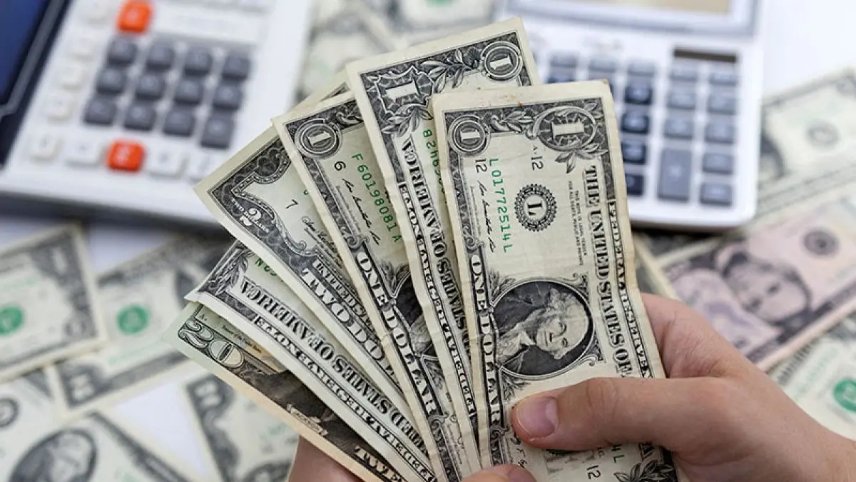 Ilustrasi uang dolar Amerika Serikat. (ANTARA/REUTERS/Dado Ruvic/pri).