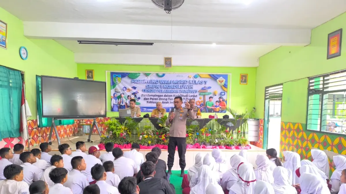 kapolsek Ngadiluwih saat mengisi MPLS di SMPN 1 Ngadiluwih. (Foto Polsek Ngadiluwih)