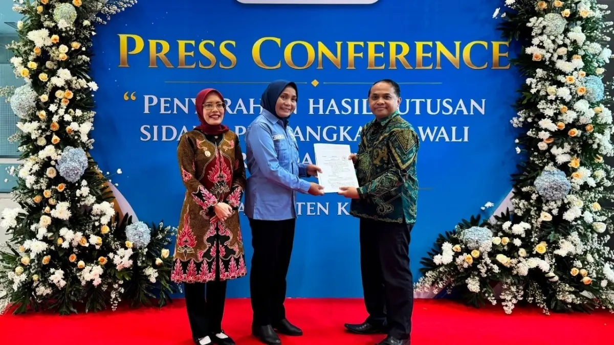 Wakil Bupati Kediri Dewi Maria Ulfa (kiri), Kepala Kejaksaan Negeri Kabupaten Kediri (tengah), dan Wakil Ketua Pengadilan Agama Kabupaten Kediri menunjukkan hasil putusan sidang penetapan pengangkatan wali anak sebelum press conference di Convention Hall Kabupaten Kediri, Kamis (16/7). (Foto: Ima Nurhidayah/JPRK)