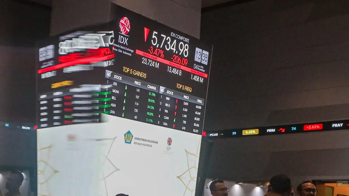 Karyawan berada di depan layar pergerakan Indeks Harga Saham Gabungan (IHSG) di Bursa Efek Indonesia, Jakarta, Kamis (4/6/2026). (Salman Toyibi/Jawa Pos)
