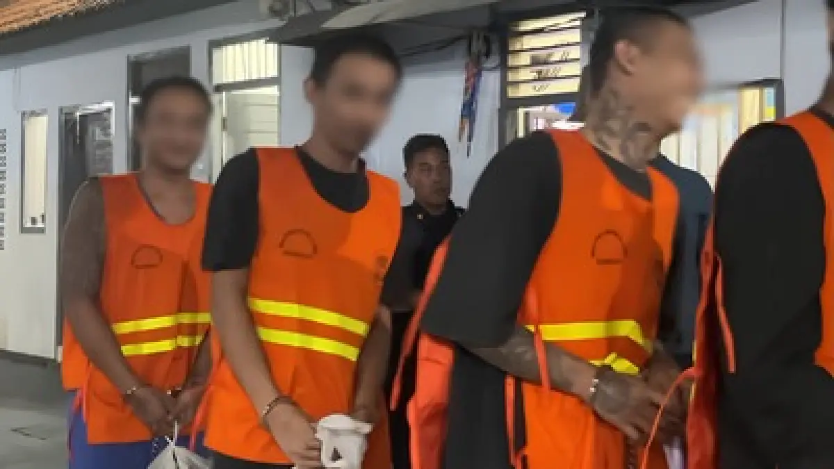 Lapas Kelas II A Kediri layar speuluh napi ke Lapas Narkotika Kelas IIA Pamekasan tengah malam. (Lapas Kelas II A Kediri for JPRK)