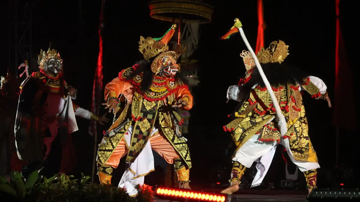 Penari memeragakan tari bali saat pentas di pelataran Candi Tegowangi. (foto: Wahyu Adji)