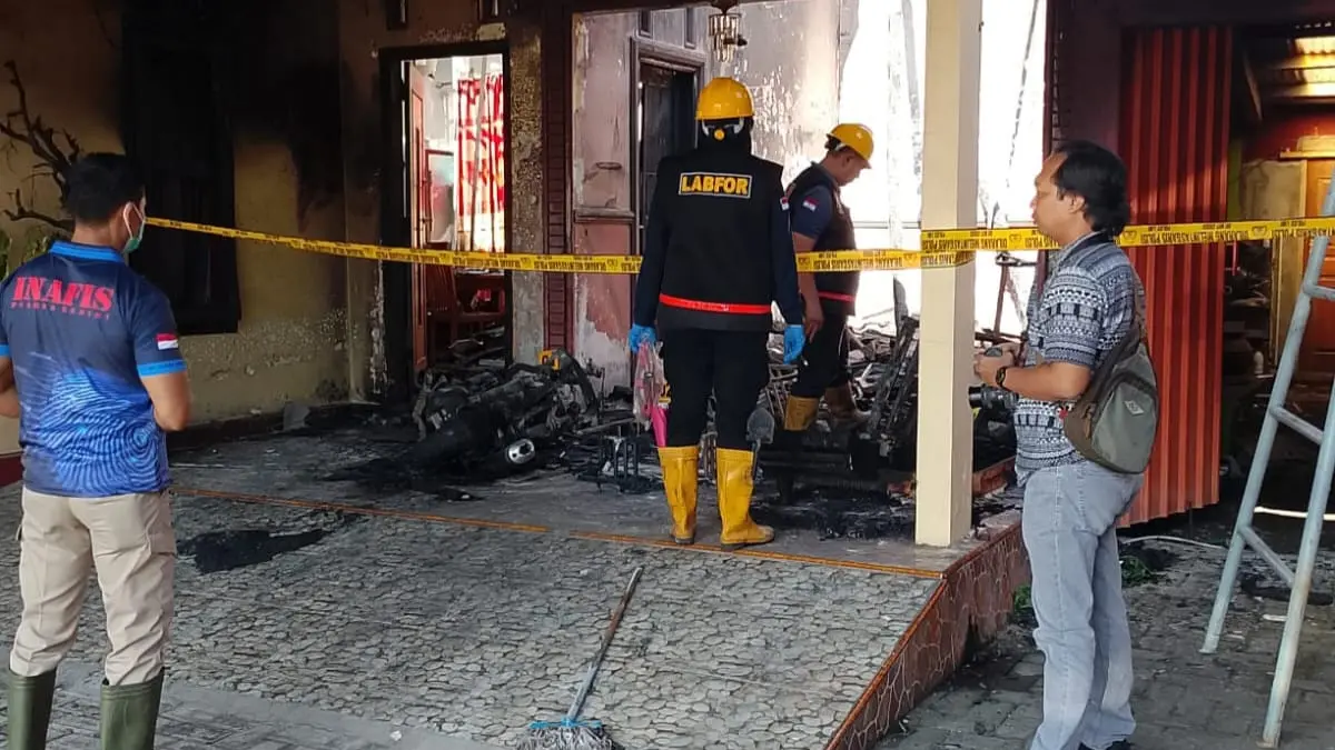 Polres Kediri bersama Tim Labfor Polda Jatim yang sedang mengecek lokasi pembakaran rumah janda di Desa Pranggang (Sumber Foto : Kanit Resmob Polres Kediri)