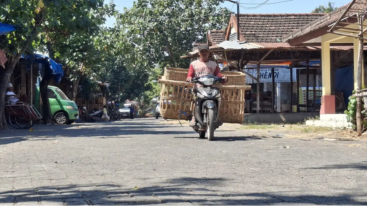 saat pedagang keluar area Pasar Buah Banyakan. (Foto Asad MS)