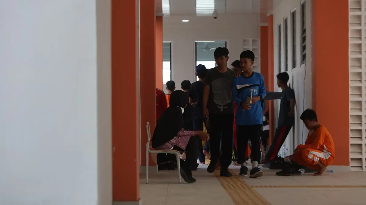Siswa sekolah rakyat saat akan melakukan cek kesehata. (Foto Wahyu Adji)