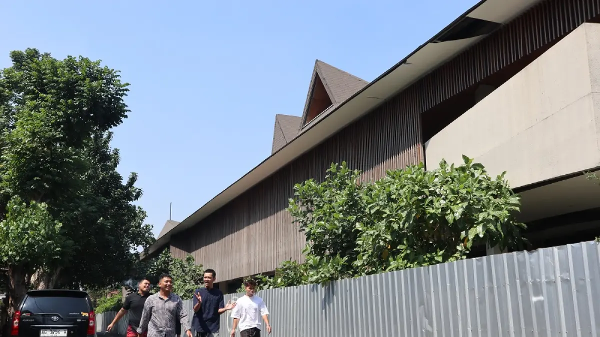 TUNGGU FATWA: Proyek Alun-Alun Kota Kediri yang berhenti sejak November 2023 lalu belum bisa dilanjutkan hingga 2026 ini karena kontraktor belum menyetujui nilai proyek sesuai hasil reviu BPKP Perwakilan Provinsi Jatim. (Foto: Ayu Isma)