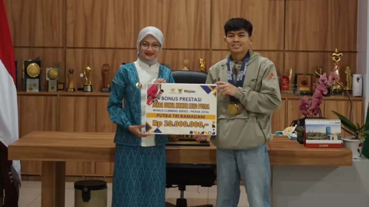CAIR: Wali Kota Kediri Vinanda Prameswati menyerahkan bonus prestasi kepada Putra Tri Ramadani di ruang kerjanya pada Kamis (16/7). (FOTO: KONI Kota Kediri)
