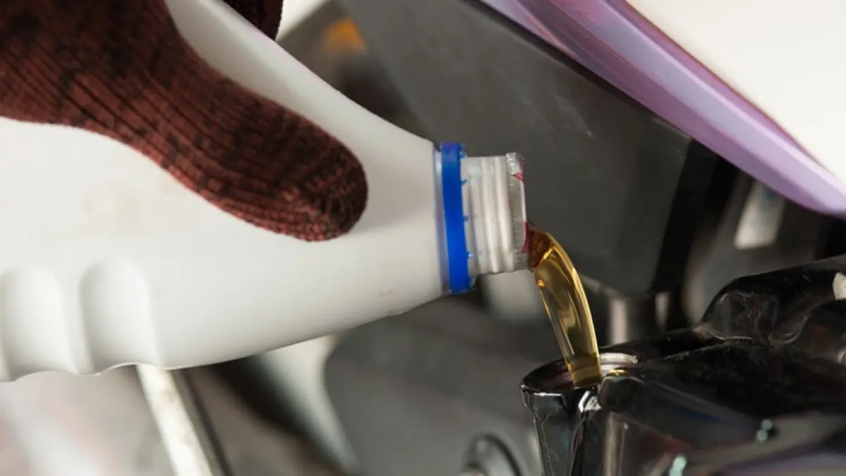 Ilustrasi ganti oli pada motor, perawatan lebih terhadap motor yang berumur lama (Sumber Foto : pagaralampos.com)