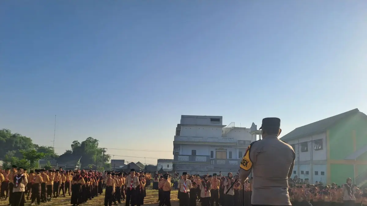 Kapolsek Kepung AKP Rudi Darmawan yang sedang memberikan pemahaman kepada para murid MI Nabatul Ulum mengenai kedisiplinan dan kesadaran hukum (Sumber Foto : Polsek Kepung)