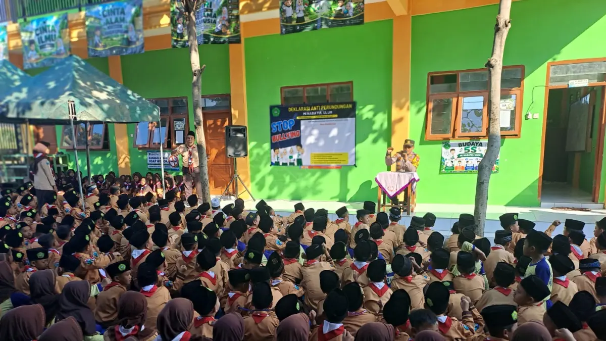 Kapolsek Kepung saat mengisi materi di salah satu Madrasah di Kepung.