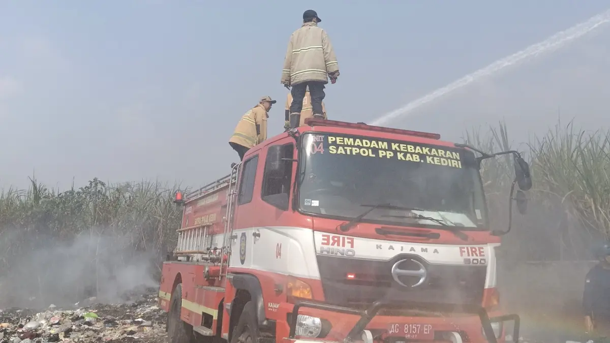 Petugas saat berusaha memadamkanapi. (Foto Damkar Kabupaten Kediri)