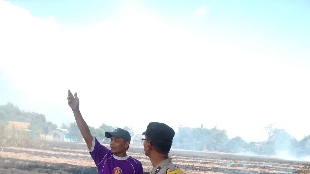 Polisi dan warga berada di lahan tebu yang terbakar. Itu  diduga karena aksi ODGJ. (Polsek Pesantren for JPRK)