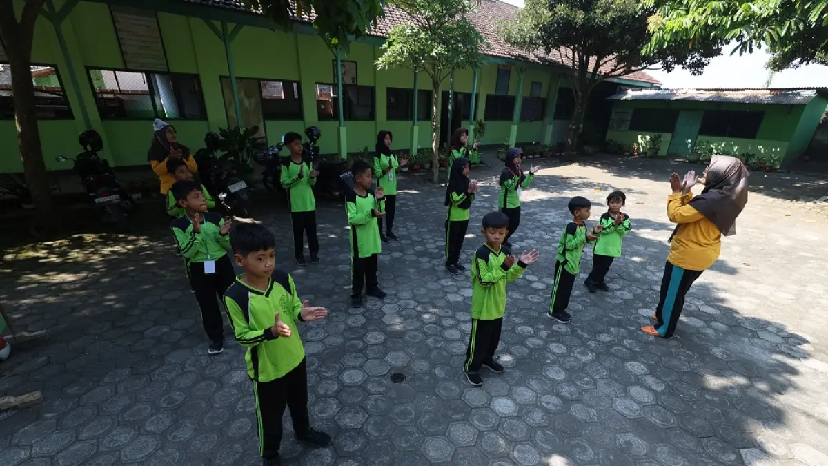 SDN Mojosari 1 di Kecamatan Kras yang siswa kelas I-VI totalnya hanya 12 anak. Saat MPLS seluruh siswa diikutkan agar siswa baru tidak berkecil hati. (Foto Wahyu Adji)