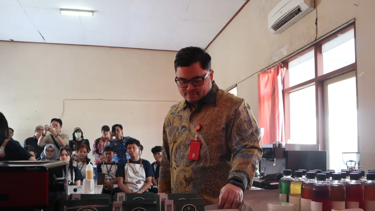SKILL BARU: Bupati Kediri Hanindhito Himawan Pramana meninjau pelaksanaan pelatihan kerja di BLK Plemahan pada Jumat (17/7). (FOTO: Emilia Susanti/JPRK)