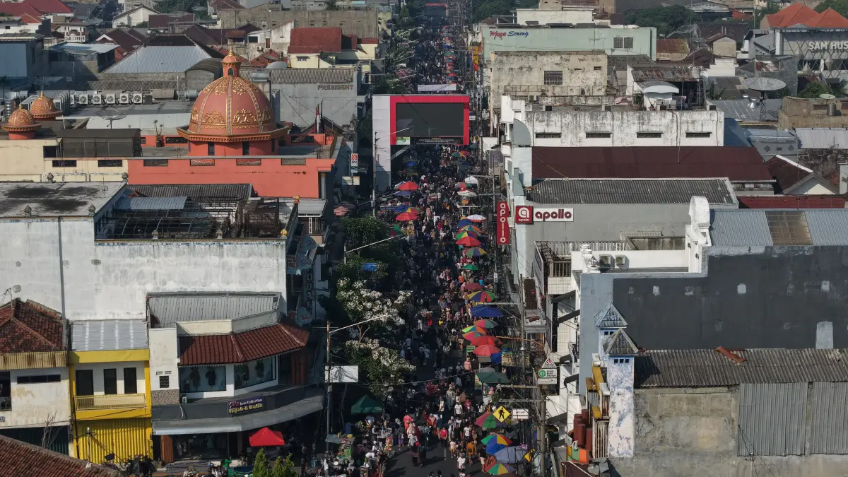 Suasana CFD Jalan Dhoho yang menjadi lokasi puncak HUT Jawa Pos Radar Kediri besok (19/7) difoto menggunakan drone. (Foto Wahyu Adji)