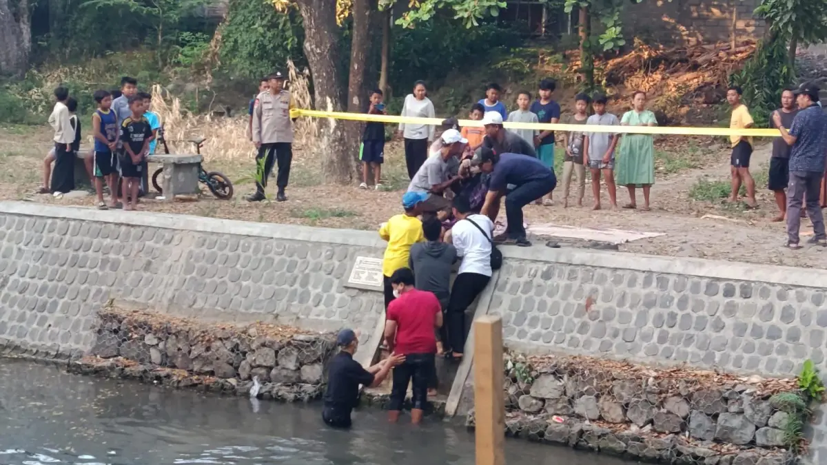 Heboh penemuan pria tewas di Sumber Kweden Kediri.
