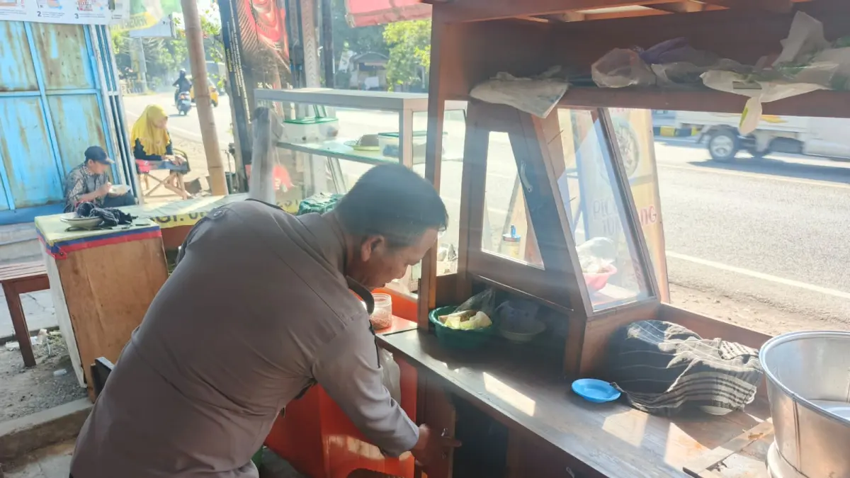 Polsek Gampengrejo yang sedang menyelidiki pencurian kompor gas dan tabung LPG di Desa Jongbiru, Kec. Gampengrejo (Sumber Foto : Polsek Gampengrejo)