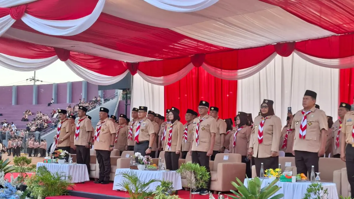 SINERGI: Dari kiri Mandung Sulaksono (Kadisdik Kota), Adi Prayitno (Kacabdin Wilayah Kediri) Edy Herwiyanto (Kakwarkot Kediri), Aries Agung Paewai (Kadisdik Provinsi Jatim), VInanda Prameswati (Wali Kota Kediri), Gus Qowim (Wakil Wali Kota Kediri), Endang Kartika Sari (Plt Sekkota Kediri), A. Zamroni (Kepala Kemenag Kota Kediri dan tamu undangan dalam Apel Akbar Pramuka di Stadion Brawijaya.