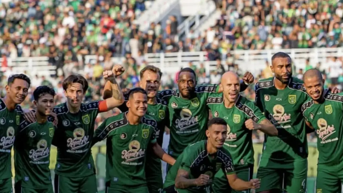 Alex Martins dan Yann Mabella mencetak gol, namun Persebaya Surabaya harus puas bermain imbang 2-2 melawan PSIS Semarang pada Persebaya 99th Anniversary Game di Stadion Gelora Bung Tomo. (Persebaya)