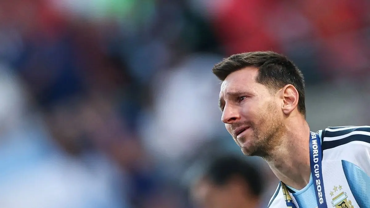 Ekspresi penuh rasa kecewa kapten Argentina, Lionel Messi, setelah timnya dipastikan menelan kekalahan dari Spanyol. (AFP/PATRICIA DE MELO MOREIRA)