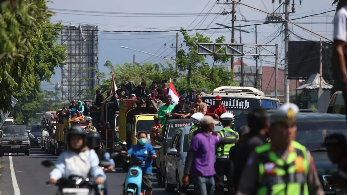 Massa yang menumpang beberapa truk berdemo di depan kantor Perhutani Kediri Senin (20/7)./Foto : Wahyu Adji