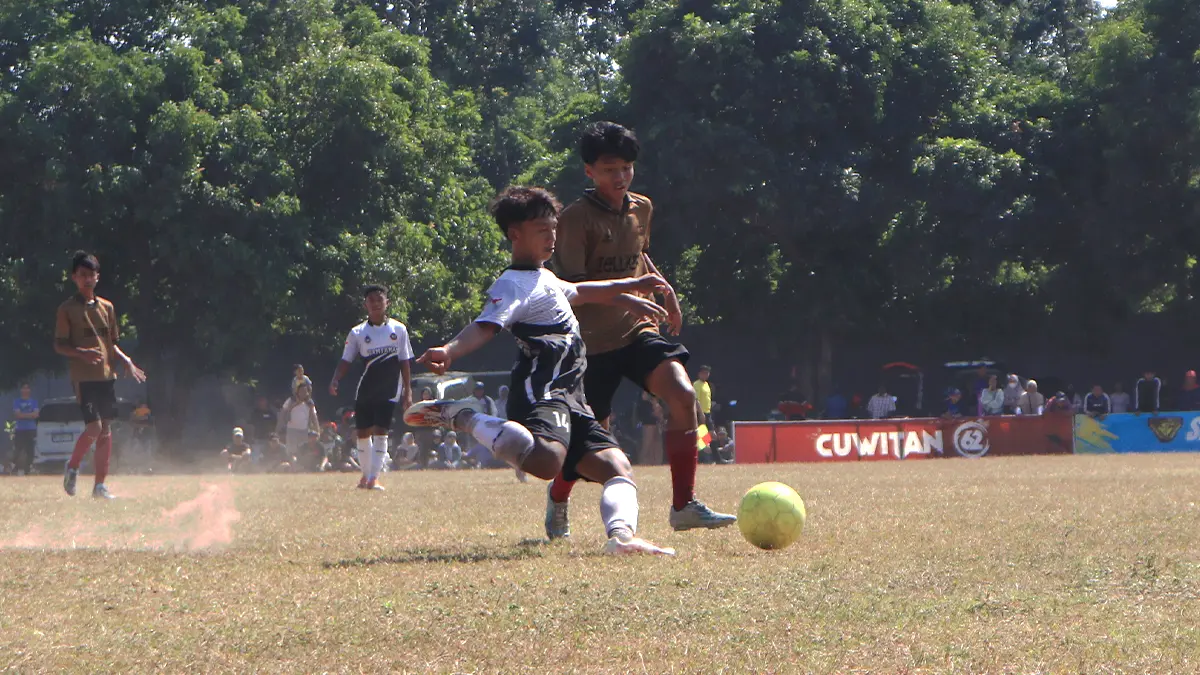 Pertandingan final Piala Soeratin U-15 antara Tamtama FC melawan Triple