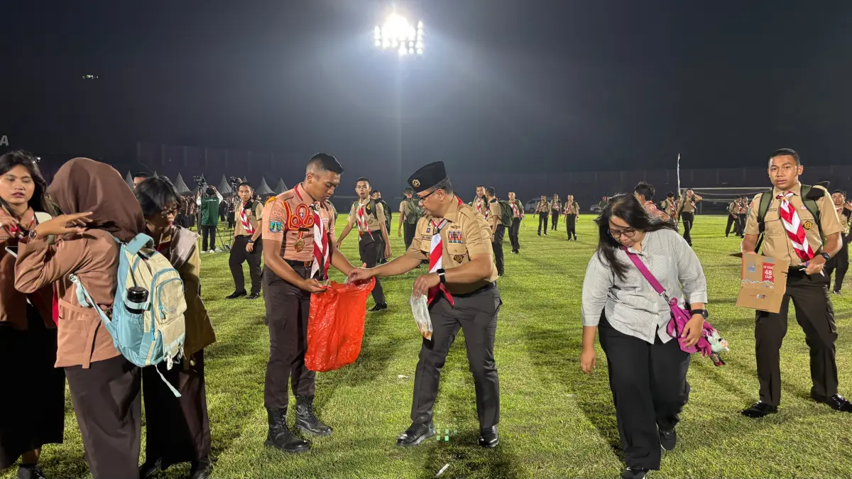 TURUN TANGAN: Kadisdik Provinsi Jatim Aries Agung Paewai ajak peserta Apel Akbar Pramuka bersihkan sisa sampah yang berserakan usai Apel Akbar Pramuka di Stadion Brawijaya.