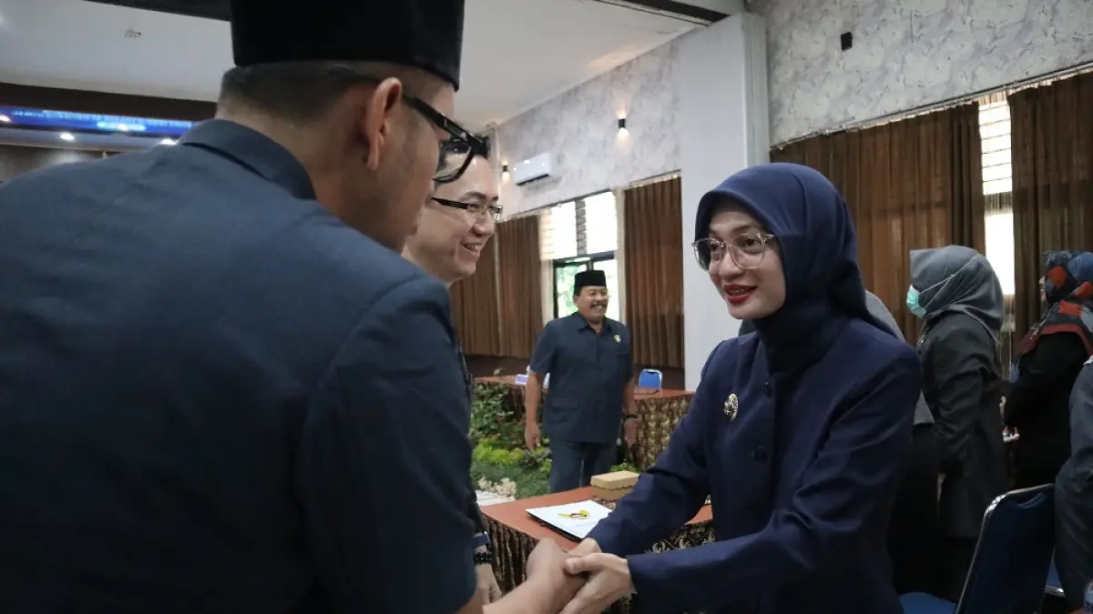 Wali Kota Kediri Vinanda Prameswati menyapa para anggota DPRD Kota Kediri usai sidang paripurna penyampaian pandangan umum fraksi-fraksi atas Raperda Pertanggungjawaban Pelaksanaan APBD 2025, Jumat (17/7). (Foto: Ayu Isma)