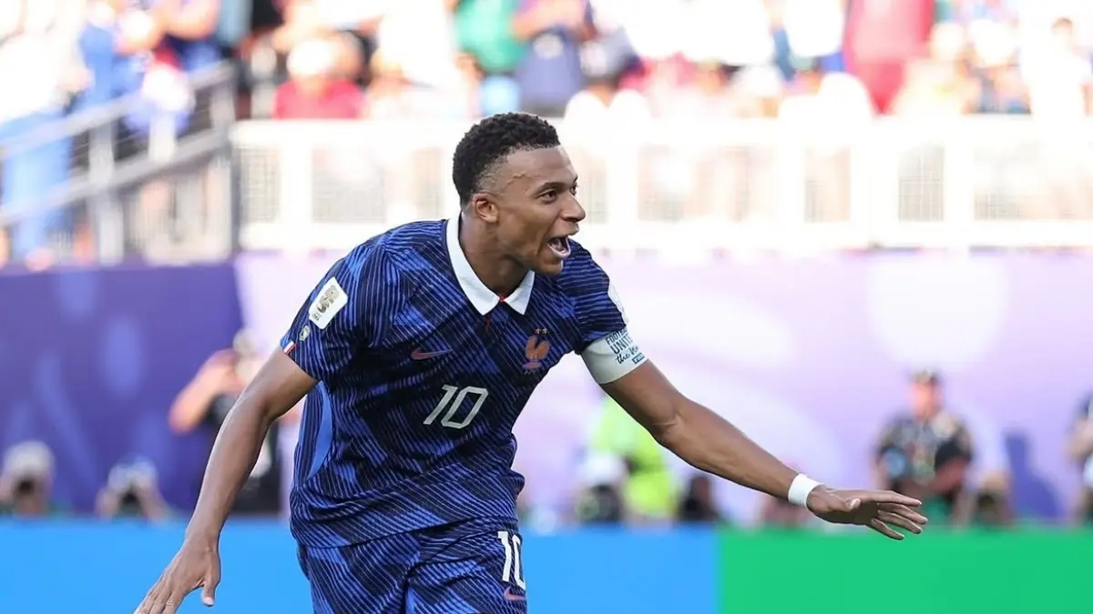 Kylian Mbappe merayakan gol bersama tim nasional Prancis. Penyerang berusia 27 tahun itu mencetak sejarah sebagai pemain pertama yang dua kali menjadi top skor Piala Dunia sekaligus pemegang rekor gol terbanyak sepanjang masa. (Instagram/@k.mbappe)