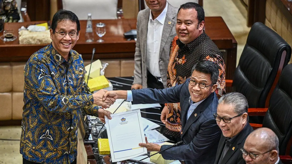 Menteri Keuangan Purbaya Yudhi Sadewa (kiri) menyerahkan pandangan akhir pemerintah kepada Ketua Komisi XI DPR Mukhamad Misbakhun (ketiga kanan), Wakil Ketua Komisi XI DPR Dolfie Othniel (kedua kanan), Mohamad Hekal (keempat kanan), dan Muhammad Hanif Dhakiri (kanan) dalam rapat kerja bersama Komisi XI DPR di Kompleks Parlemen, Jakarta, Senin (20/7/2026). Komisi XI DPR dan pemerintah menyetujui pembahasan RUU Pusat Finansial Internasional Indonesia (PFII) dilanjutkan ke rapat paripurna. ANTARA FOTO/Fauzan/tom.