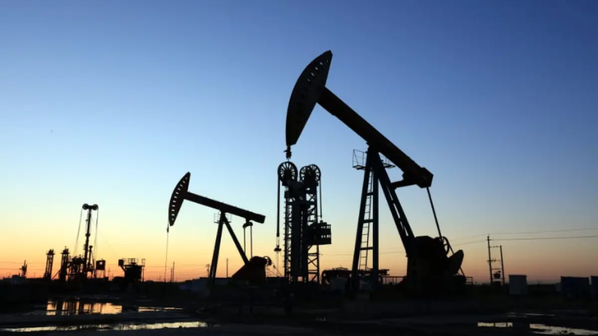 Ancaman terganggunya rantai pasok dari wilayah produsen minyak utama ini mendorong lonjakan harga minyak mentah dunia, yang berpotensi memicu inflasi di berbagai negara penimpor energi. (Getty Images)