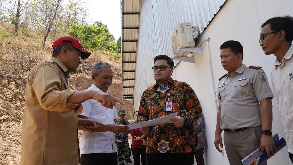 CEK LEGALITAS: Bupati Kediri Hanindhito Himawan Pramana (baju batik) dan Direktur PT SDhI Maksin Arisandi (kemeja putih) dan sejumlah pejabat mengecek kondisi lahan seluas 5,5 hektare yang akan dihibahkan ke Kemenhaj untuk dibangun hotel haji. (Foto Ardhian Ahmadi)

&nbsp;