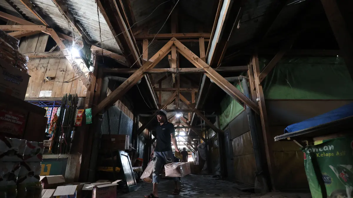 BUTUH PEREMAJAAN: Aktivitas pedagang dan pembeli di Pasar Campurejo, Kota Kediri. Pemkot mengajukan revitalisasi pasar tersebut ke pemerintah pusat. (Wahyu Adji/JPRK)
