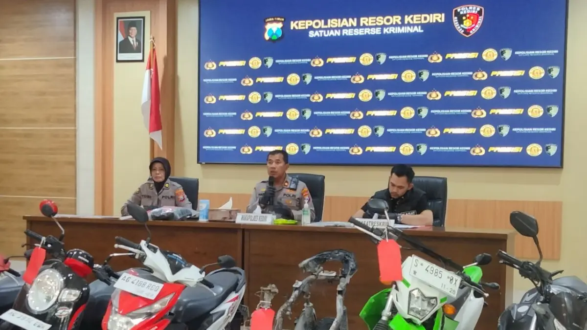 Pre Release Polres Kediri terkait kasus curanmor dan pembakaran rumah oleh mantan suami di plosoklaten (Sumber Foto : Imam Fathoni/JPRK)