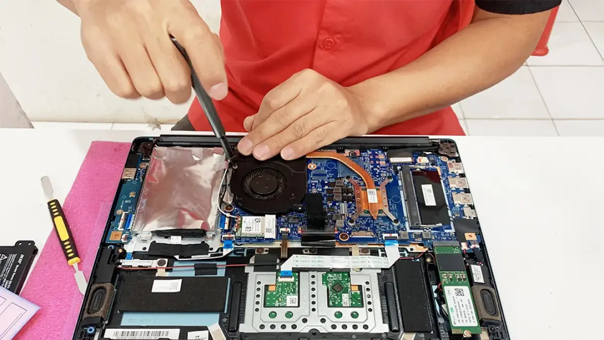 Servis dan perawatan berkala memastikan laptop tetap berfungsi dengan maksimal. (Web/Sodagar Komputer)