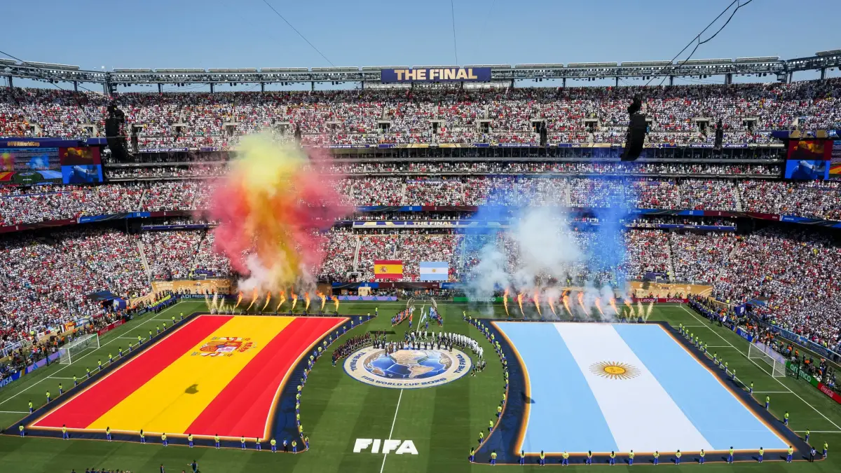 Suasana megah seremonial pembukaan partai final FIFA World Cup 2026 yang mempertemukan Spanyol dan Argentina. Gemerlap kembang api dan bendera raksasa kedua negara membakar semangat puluhan ribu suporter di stadion.(FIFA / Hiroko Masuike)